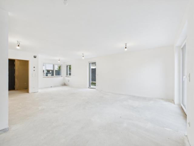 Neubau Erstbezug: Moderne 4 Zimmer Doppelhaushälfte in Kapellerfeld mit PV Anlage & Garten