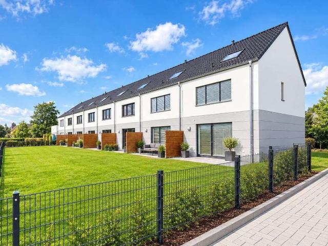 NEUBAU ERSTBEZUG: Modernes und familienfreundliches Reihenmittelhaus