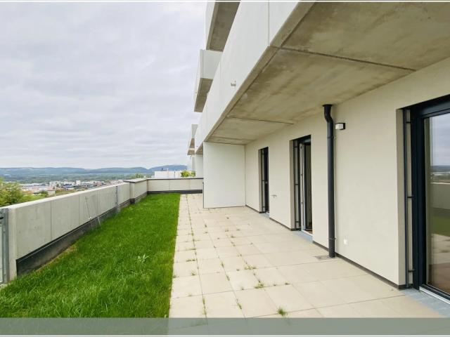 Neubau Erstbezug Drei Zimmer Wohnung mit großflächigem Außenbereich und traumhaften Ausblick