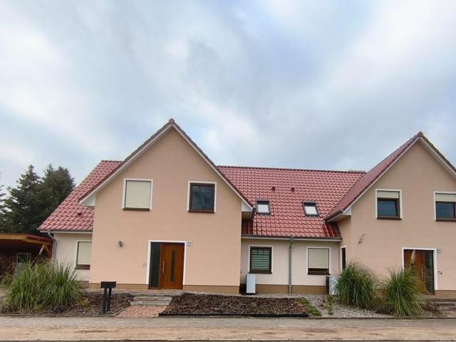 Neubau Erstbezug energieeffiziente Mittelwohnung im Reihenhaus für Familien zu vermieten