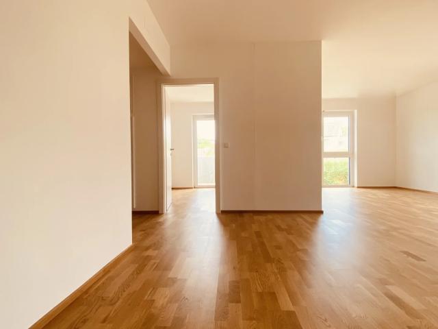 Neubau Erstbezug Gemütliche Drei Zimmer Wohnung mit Balkon und Grünblick