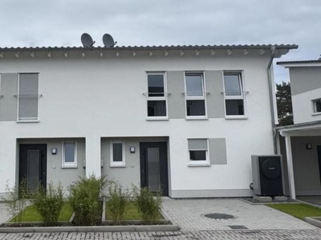 Neubau Erstbezug im Grünen mit Glasfaser und Wärmepumpe