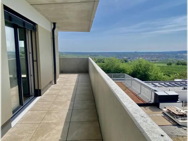 Neubau Erstbezug Schöne Drei Zimmer Wohnung mit Balkon und Süd Ost Fernblick