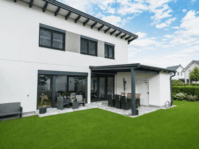 Neubau in der Stadt | Doppelhaushälfte mit Carport, überdachter Terrasse und großzügigem Garten