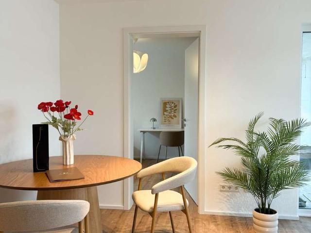 Neubau in Zirndorf: Möblierte Wohnung mit Balkon und Tiefgaragenstellplatz