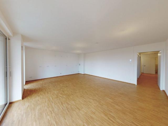 Ein Neubau für das Leben im Quartier mit großzügigem Wohnbereich und Balkon