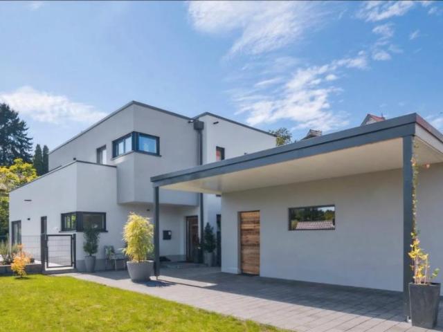 Neubau mit traumhaftem Fernblick. Modern. Klar. Zeitlos