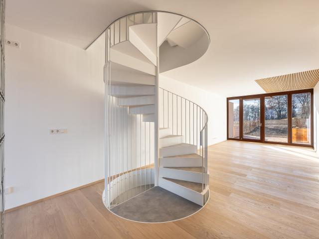 Neubau: Mittelhaus mit modernem Design am Starnberger See