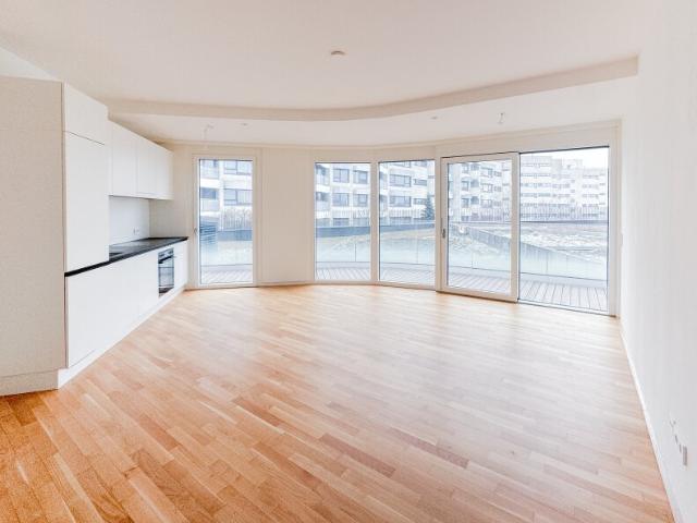 Neubau Nähe UNO City Familienwohnung mit lichtdurchfluteten Panoramafenster
