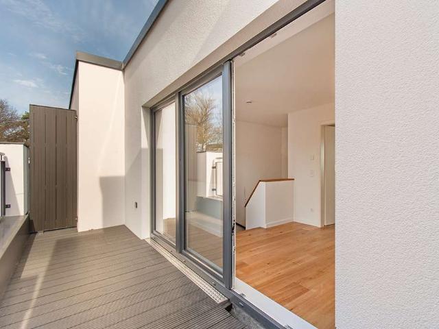 Neubau Stadthaus in grüner TOP Lage in Blankenese mit EBK und Stellplatz