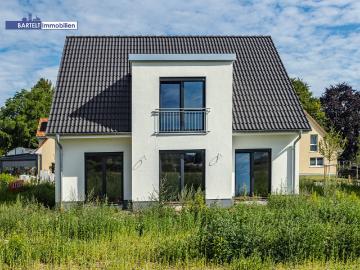 Neubau Traum: Modernes Einfamilienhaus mit historischem Ausblick!