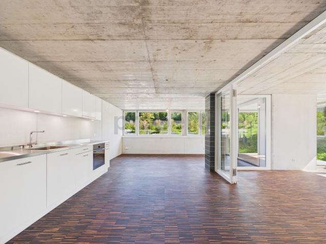 Neubau von 2023 mit Fussbodenheizung: Barrierefrei mit Aufzug, EV Ladestation und tiefen Nebenkosten