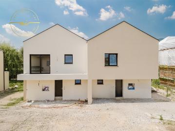 NEUBAU VILLA MIT PRIVATEM GARTEN
