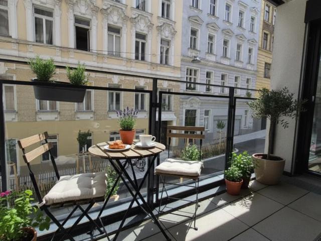 NEUBAUMIETE MIT LOGGIA NÄHE HAUS DES MEERES