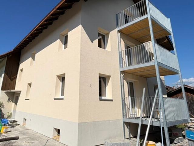 Neue Dachwohnung mit Charme in Dreiparteienhaus in Nofels