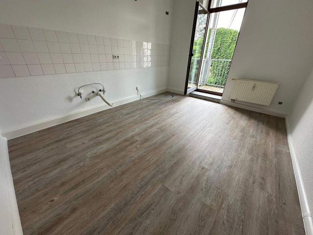 Neue EBK mÃ¶gl. ! * 1. OG hochwertiges Laminat und West Balkon ! *ab 1.11.26