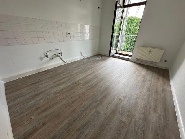 Neue EBK mögl. ! * 1. OG hochwertiges Laminat und West Balkon ! *ab 1.11.26