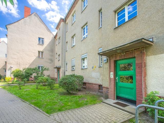 Neue Fenster, abgezogene Holzdielen und weiß gestrichen