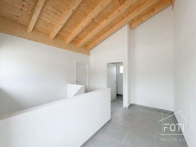 NEUE freistehende Villa mit 4,5 Zimmern und wunderschönem Blick auf die Ebene