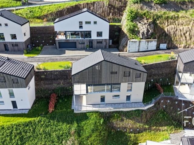 NEUE freistehende Villa mit 4,5 Zimmern und wunderschönem Blick auf die Ebene
