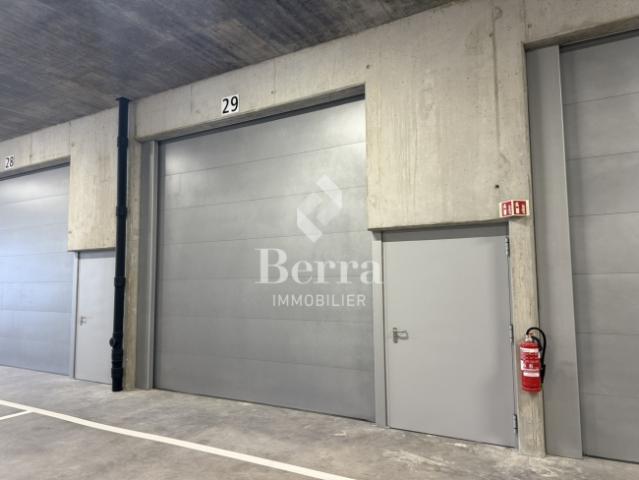 NEUE INDUSTRIEHALLE