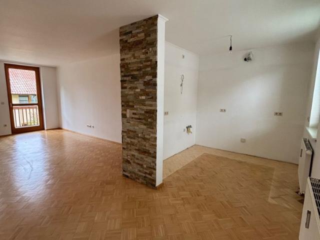 NEUE KÜCHE Geräumige 3 Zimmer Wohnung mit Balkon und Carportparkplatz
