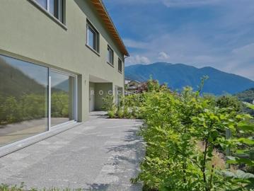 Neue freistehende Häuser mit wunderbarer Aussicht auf dem Land in Intragna