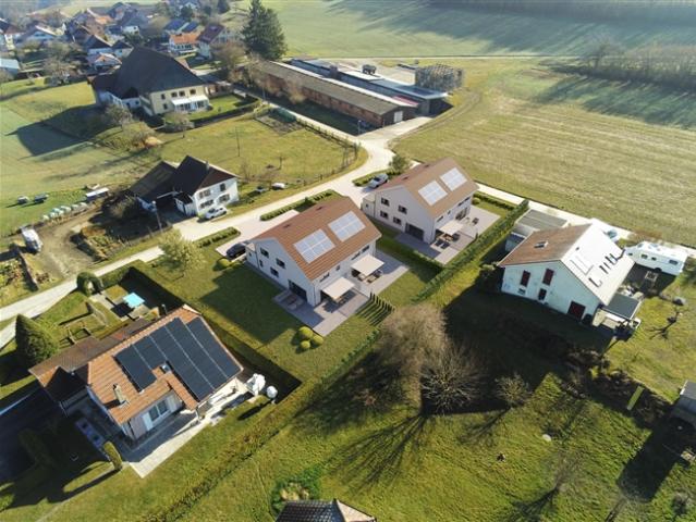 Neue Villa nach Plan in einer grünen Umgebung