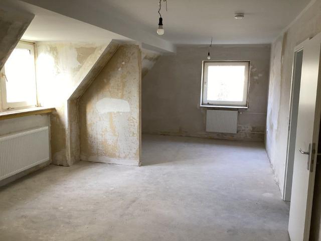 Neue Wohnung, neues Glück! Praktische 2 Zi. DG