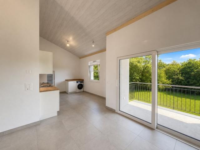 Neue 2,5 Zimmer Wohnung mit Balkon, Aufzug und außergewöhnlicher Wohnumgebung in Damphreux Lugnez