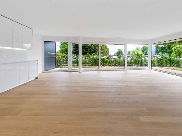 Neue 5,5 Zimmer Wohnung mit überdachter Terrasse und Garten
