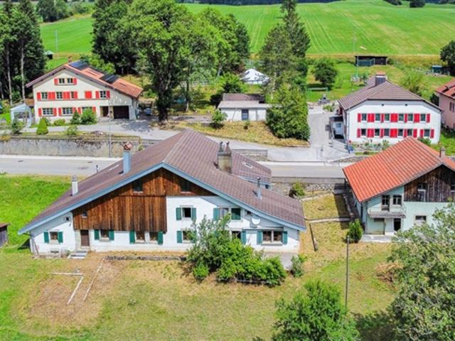 Neuchâteler Bauernhof zum Renovieren mit Scheune und Nebenhaus