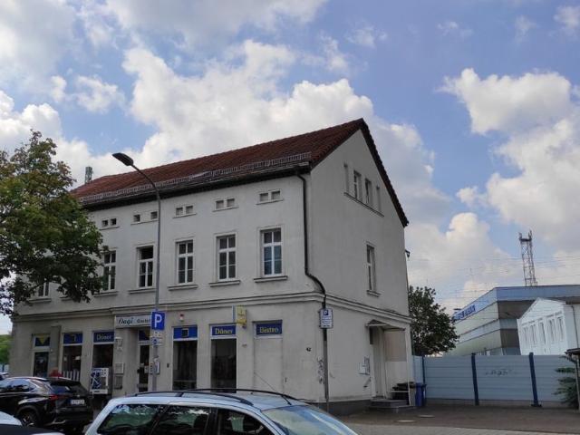 Neues Bad mit Wanne und Dusche bei 5 Zimmer mit zusätzlichen kleinen Büro