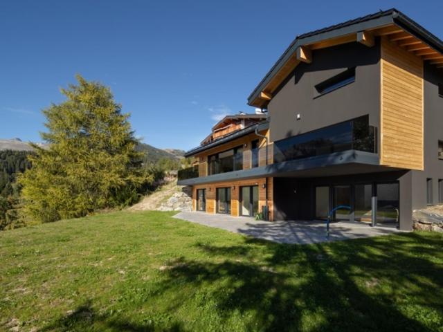 Neues Chalet in Crans Montana am Rande eines landwirtschaftlichen Gebiets