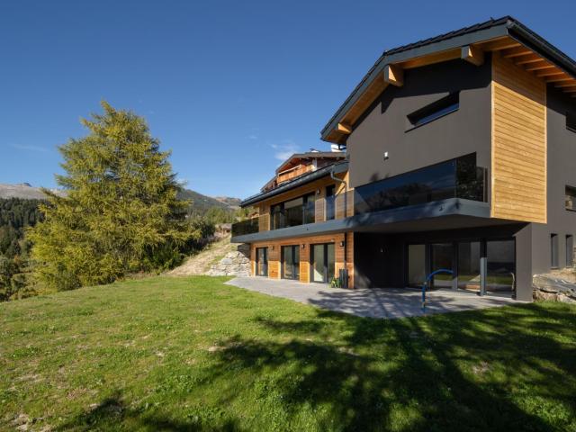 Neues Chalet in Crans Montana am Rande eines landwirtschaftlichen Gebiets