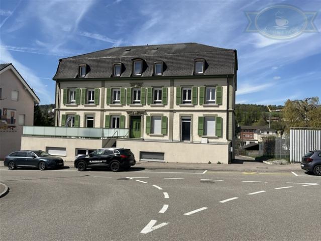 Neues Dachgeschoss zum Ausbauen mit Blick auf das Schloss