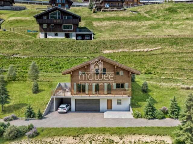 Neues Einfamilienchalet mit grossem Balkon und freiem Blick!