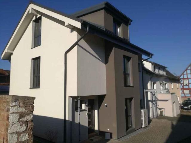 Neues Haus Erstbezug, kurze Wege gute Lage, viel Platz, m Garten, großer Innenhof  Tel. 0160.7980376