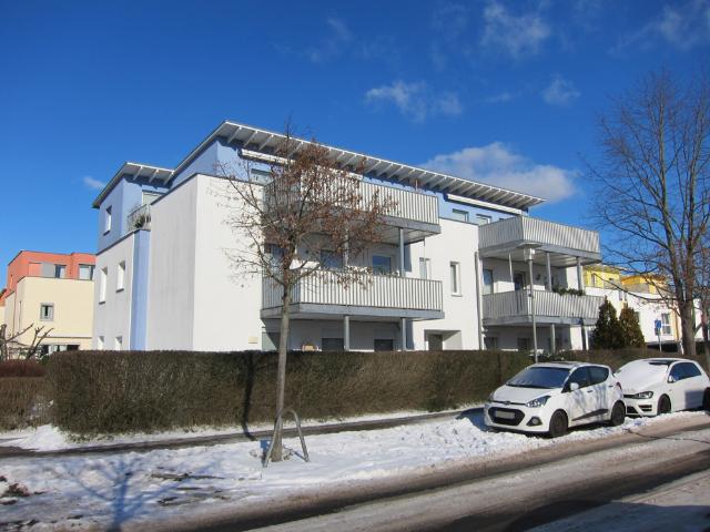 Neues Schweizer Viertel – Lichtdurchflutetes Penthouse mit umlaufender Terrasse und Lift