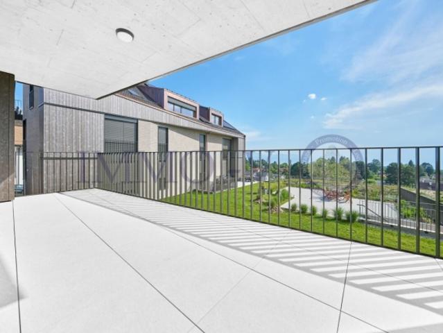 NEUER UND ZEITGENÖSSISCHER HOHER STAND MIT BALKONTERRASSE