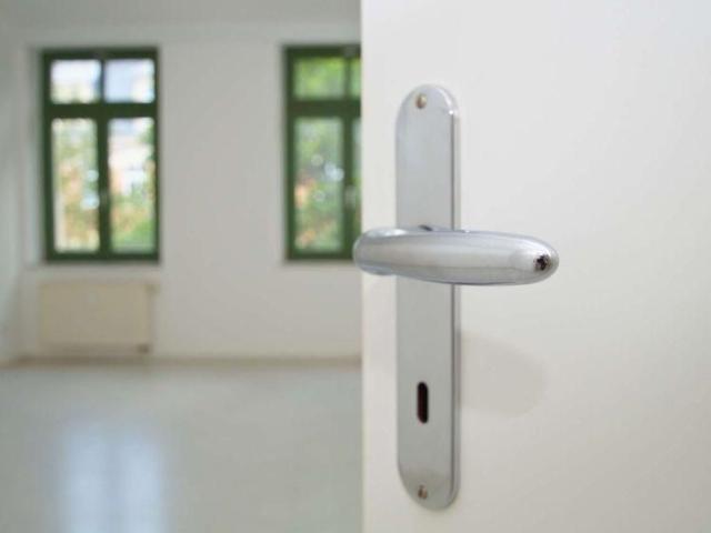 Neuer Fußboden möglich: helle 3 Zimmerwohnung mit Gäste WC, Dusche + Wanne!