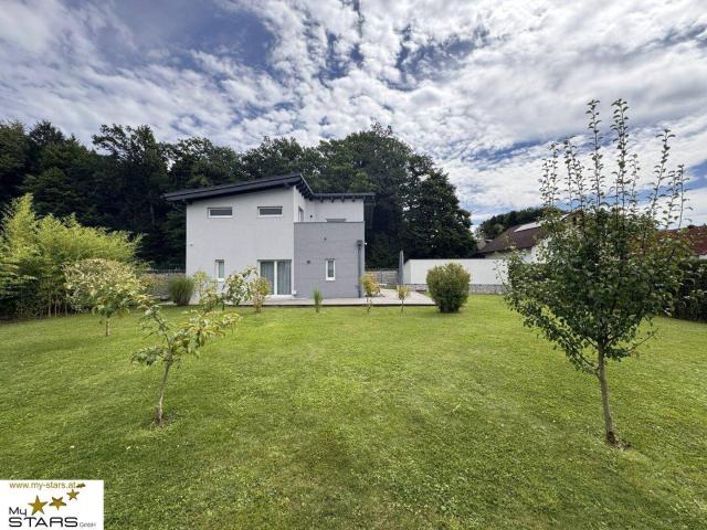 neuer Kaufpreis: Gepflegtes Zuhause nahe dem Mattsee mit großem Garten, Dachterrasse und Doppel Carport!
