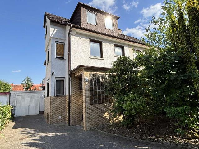 NEUER PREIS! 176 m² Wohnfläche, 8 Zimmer & viel Potenzial in Frankfurt Zeilsheim