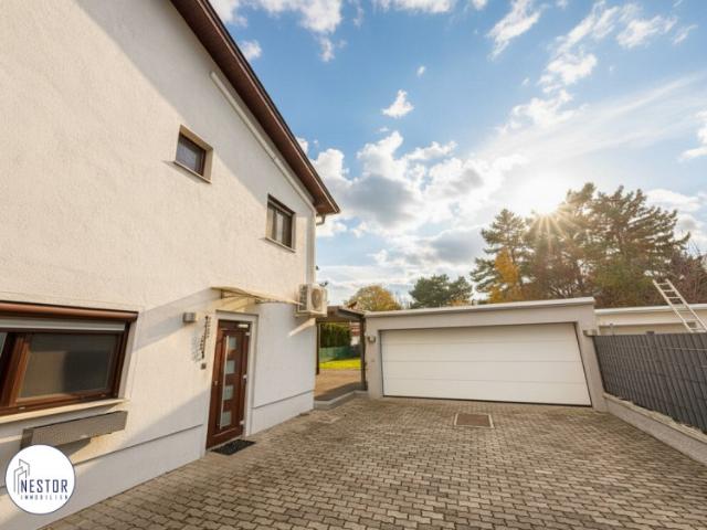 Neuer Preis! U Bahn Nähe | Traumhaftes Zweifamilienhaus mit 2 separaten Eingängen, mit Pool, Garten & Garage – Wohnen mit Stil