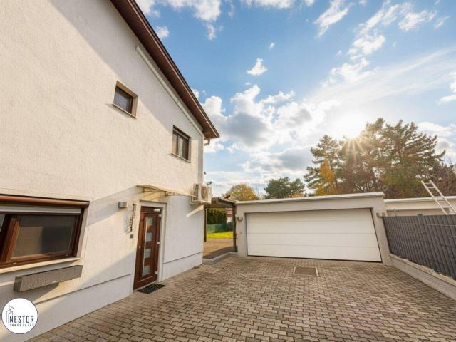 Neuer Preis! U Bahn Nähe | Traumhaftes Zweifamilienhaus mit 2 separaten Eingängen, mit Pool, Garten & Garage – Wohnen mit Stil