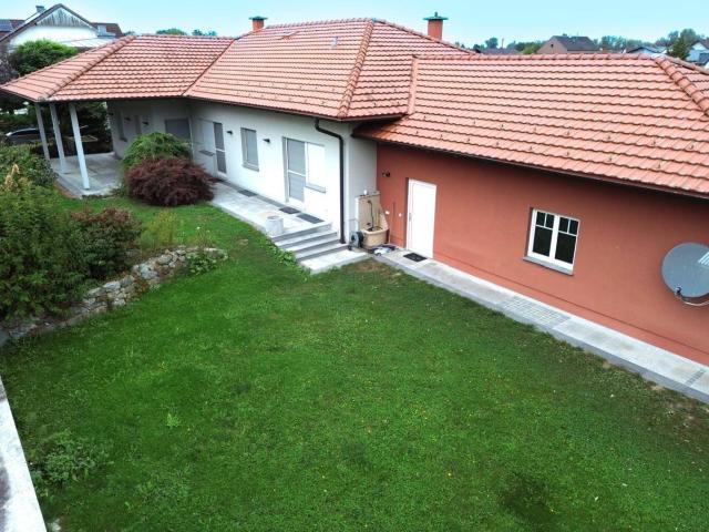 NEUER PREIS! Leistbarer Traum Bungalow mit Kachelofen überdachter Terrasse, Gartenoase, Wohnkeller und Doppelgarage im Laahfeld /Ansfelden