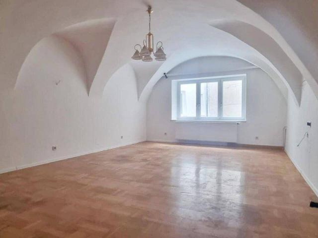 Großzügige Altbau Wohnung 1 Stock mit viel Potenzial auf 160m² zum Schnäppchenpreis!