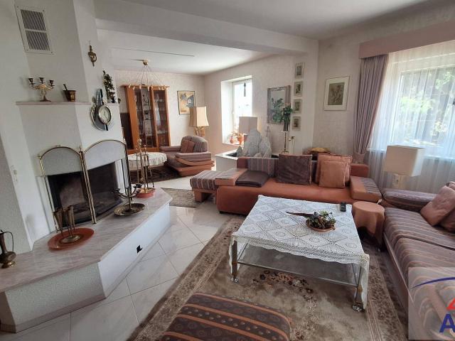 NEUER PREIS: Großzügiges Wohnhaus mit Nebengebäuden!