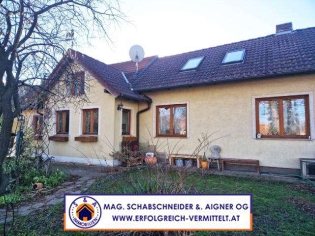 NEUER PREIS! Modernisiertes Einfamilienhaus nähe Poysdorf mit ebenem Garten 20 bis 30 Autominuten bis Wien !