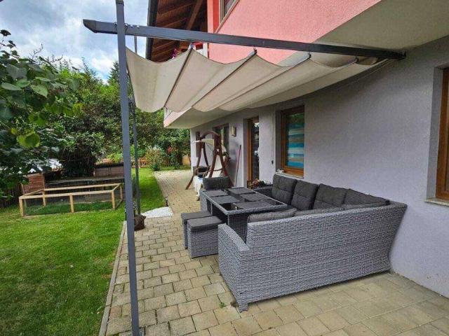 Neuer Preis, ruhiges 2 Fam. Wohnhaus + 1 HA Grund LW + Quelle in Feldkirchen / St. Urban: 5 Zimmer, Garten, Balkone, PV, tolle Aussicht ! 1 HA LW Wiese für Tierhaltung Pferde, mit kleinem Stall für Schafe, Ziegen, Hühner